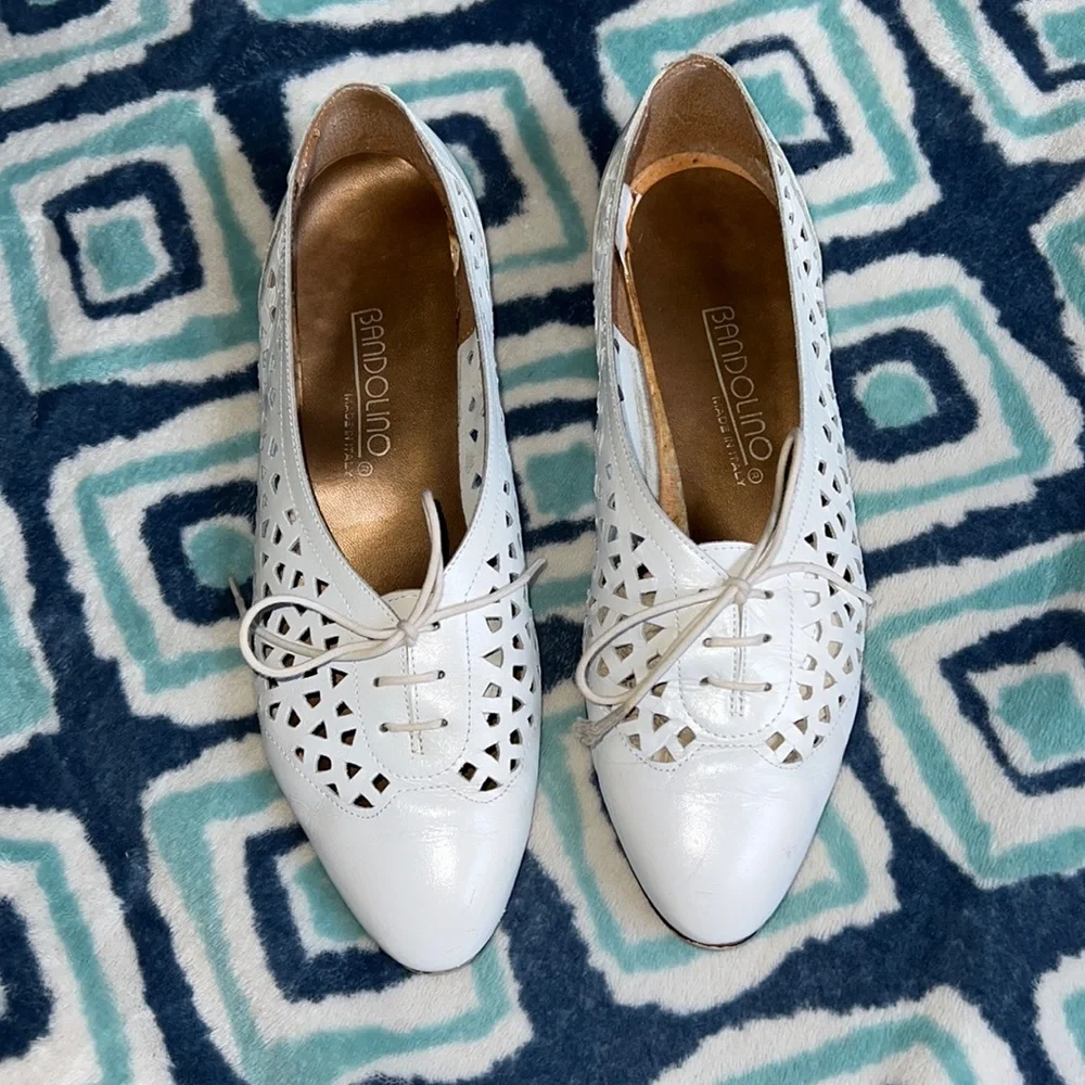 Bandolino White Flats - Picture 1 of 7